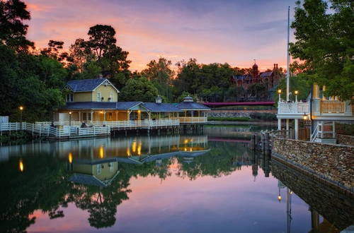 река, причал, дом, парк, деревья, зеленые, серые, белые
