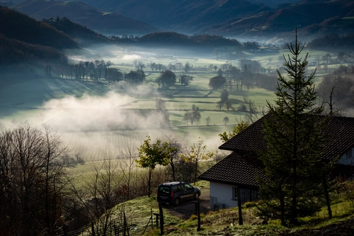 туман, поле, франция, дом, белые, черные, зеленые