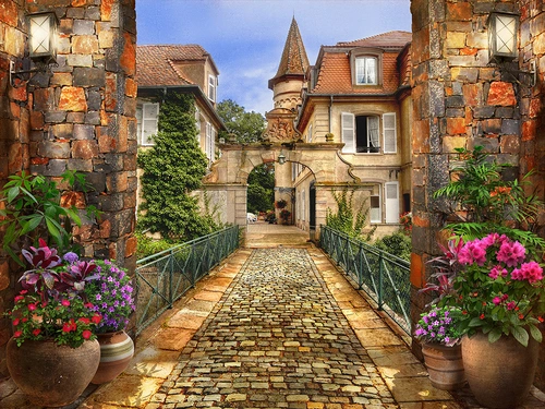 замок, дом, арка, фонарь, окна, зелень, растительность, цветы, оранжевые, коричневые