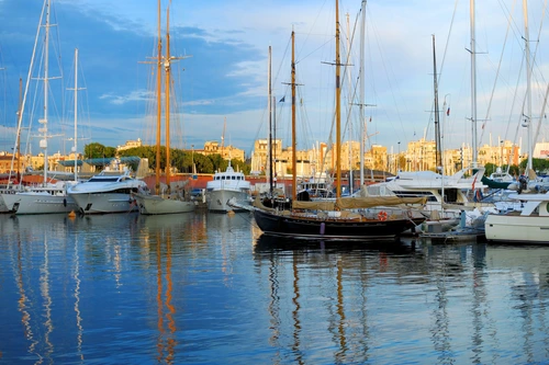 причал, город, яхта, вечер, желтые, синие