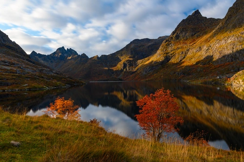 горы, гора, вода, река, отражение, осень, коричневые, бежевые, голубые, белые, оранжевые