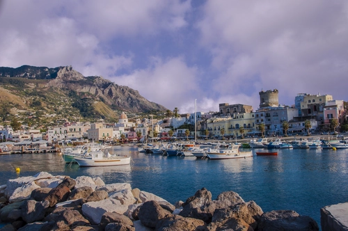 скалы, камни, город, италия, коричневые, синие, зеленые