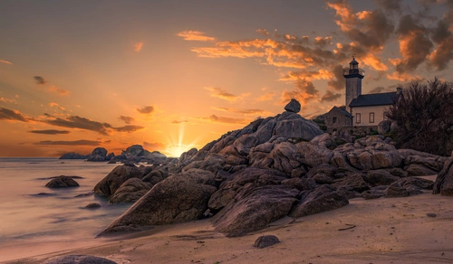 закат, море, берег, камни, дом, небо, облака, серые, жёлтые