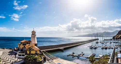 маяк, город, причал, лодки, яхта, океан, коричневые, зеленые, голубые