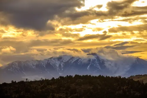 небо, тучи, облака, горы, снег, лес, деревья, белые, серые, жёлтые, коричневые, 
