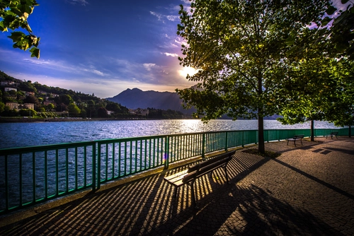 набережная, горы, закат, озеро, природа, белые, зеленые, желтые, черные