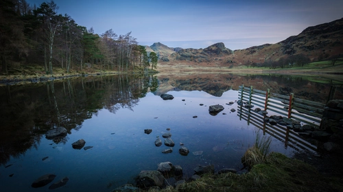камни, пирс, вечер, отражение, синие, темные