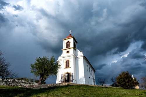 часовня, церковь, белые, облака, серые, зеленые