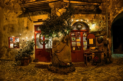 улица, дом, гирлянда, коричневые, желтые