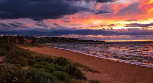 берег, песок, зелень, вода, море, горизонт, небо, облака, город, пляж, синие, зеленые, бежевые