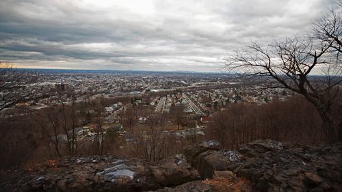 город, камни, облака, коричневые, белые