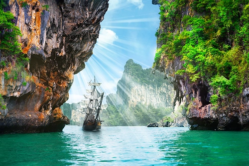 корабль, скалы, скала, горы, море, океан, вода, свет, зелень, растительность, коричневые, зеленые, бирюзовые