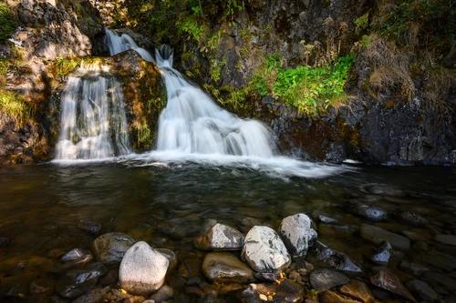 гора, водопад, водоём, камни, трава, коричневые, белые
