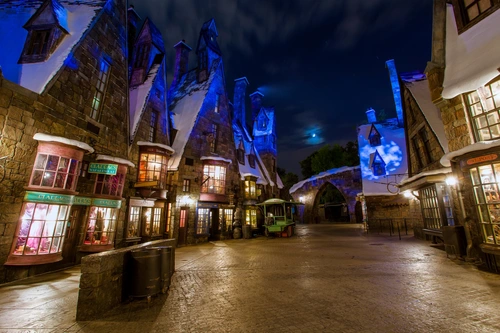 улица, город, ночь, дома, коричневые, белые, фиолетовые