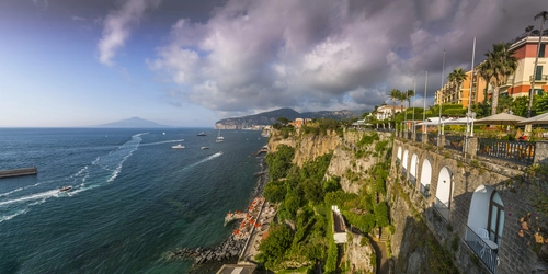 скала, город, италия, облака, зеленые, коричневые, серые