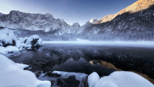 небо, горы, снег ,озеро, камни, вода, белые, серые