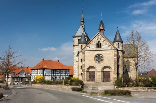 церковь, часовня, бежевые, коричневые, зеленые, синие