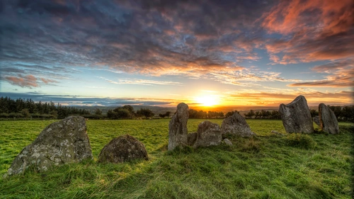 небо, облака, рассвет, деревья, поле, камни, трава, серые, зелёные