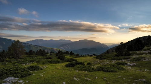 природа, облака, горы, долина, трава, небо, камни, деревья, голубые, зелёные