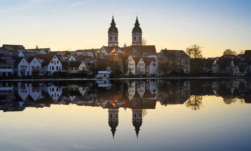 река, город, церковь, дома, отражение, желтые, коричневые